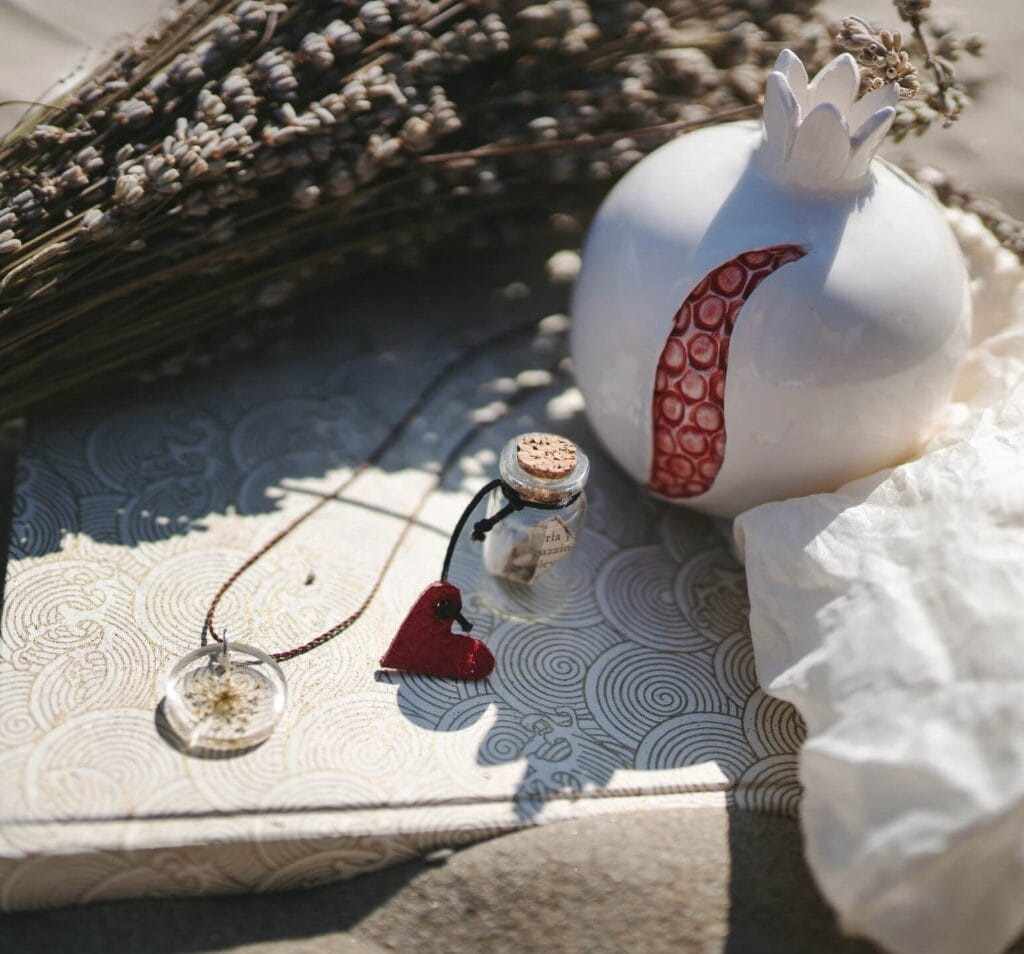 barbaracassioni-collana-melograno-di-ceramica-e-boccetta-di-vetro